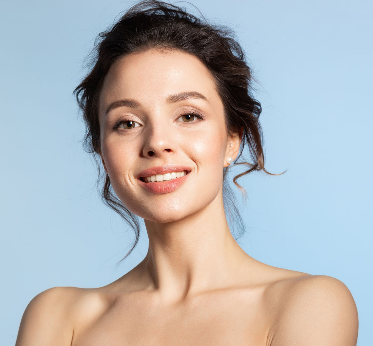Smiling woman with healthy skin.